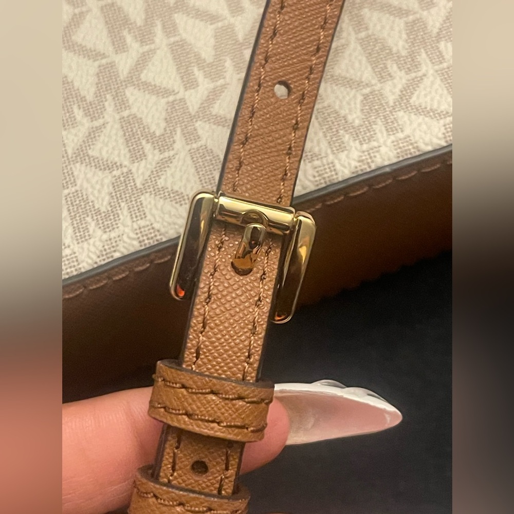 Authentic Michael Kors Crossbody - Picture 4 of 9